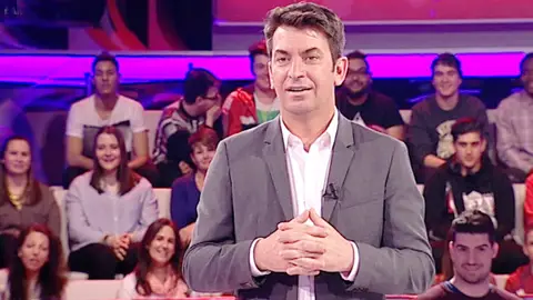 Josep Pedreroll se cuela en el plató de 'Ahora Caigo' Josep Pedreroll se cuela en el plató de 'Ahora Caigo'