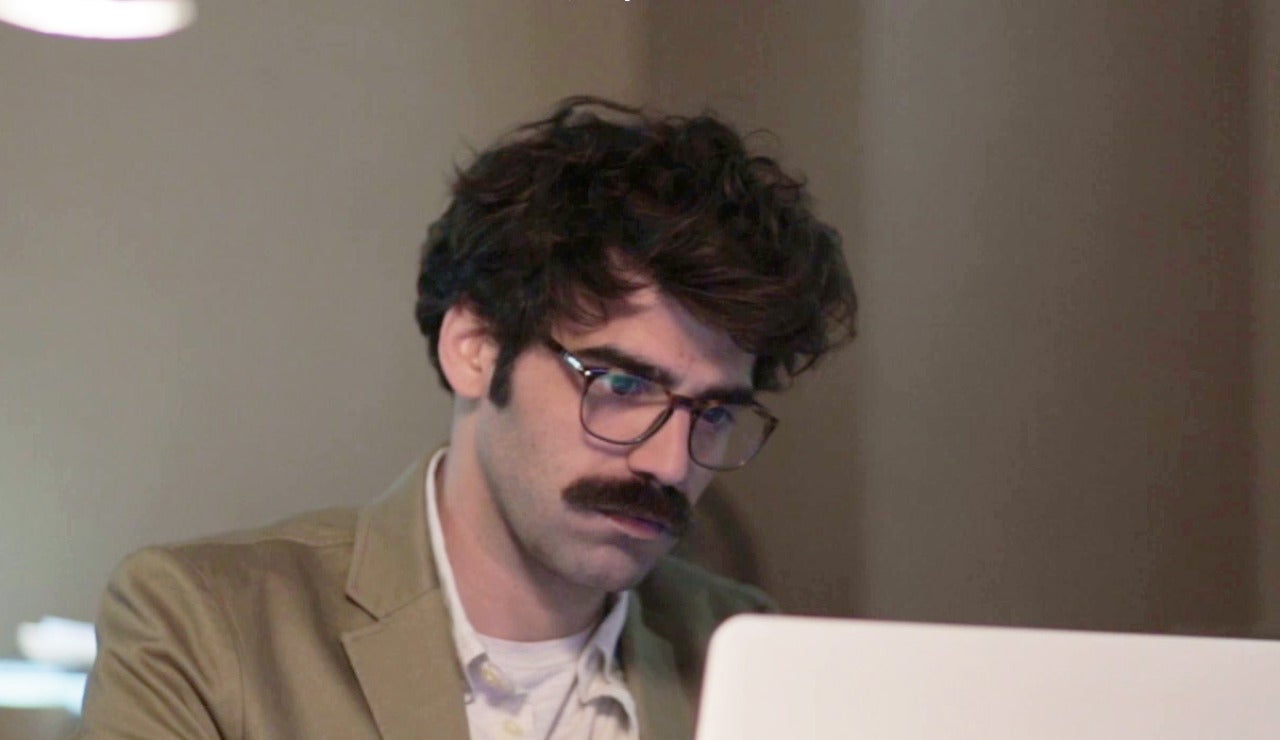 "Un funcionario espa&ntilde;ol es cesado por presunta estafa"