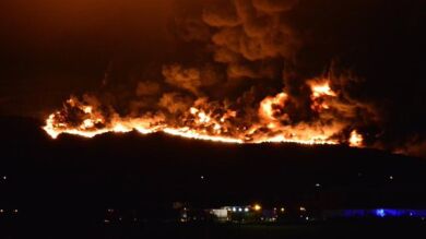 Un incendio en el cementerio de neumáticos de Seseña consume al menos una hectárea