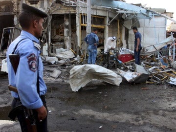 Un policía observa la peña madridista, el lugar del atentado