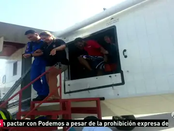 Frame 0.0 de: La pareja española rescatada en aguas de Malasia llega a tierra en buen estado Frame 0.0 de: La pareja española rescatada en aguas de Malasia llega a tierra en buen estado