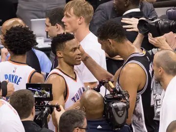 Russell Westbrook se saluda con Tim Duncan después del partido Russell Westbrook se saluda con Tim Duncan después del partido