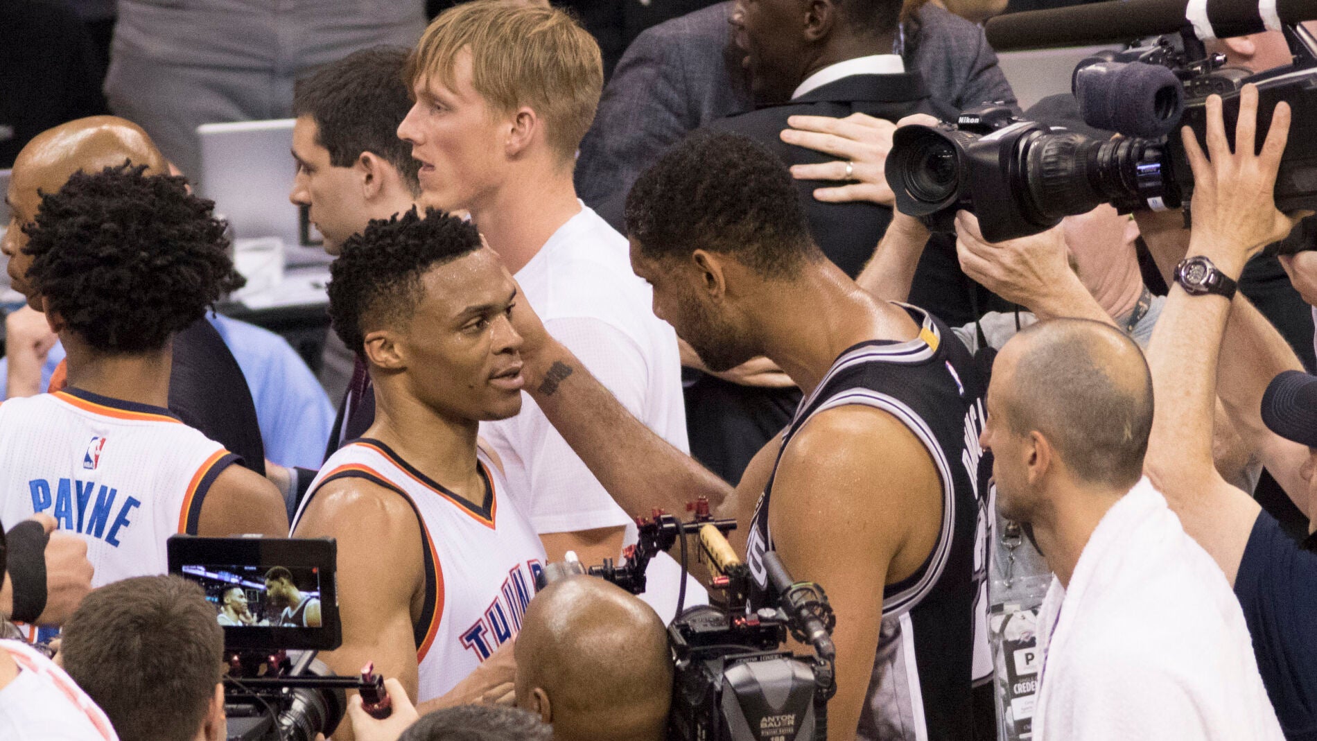 Russell Westbrook se saluda con Tim Duncan despu&eacute;s del partido