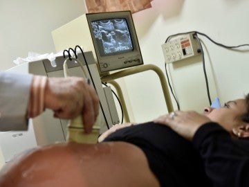 Una mujer embarazada realizándose una ecografía