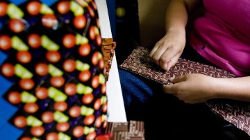 Mujeres mexicanas elaboran accesorios de diseño con envoltorios desechados de chocolatinas y otros productos