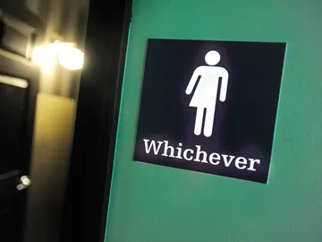 Imagen de un baño que no identifica 'hombre y mujeres' Imagen de un baño que no identifica 'hombre y mujeres'