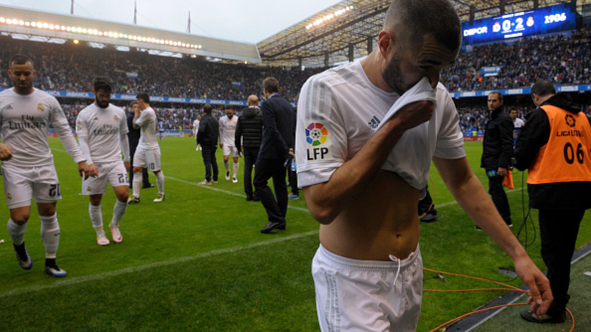 Benzema entra en los vestuarios de Riazor