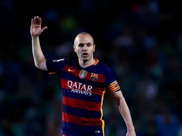 Iniesta dando señales a sus compañeros Iniesta dando señales a sus compañeros