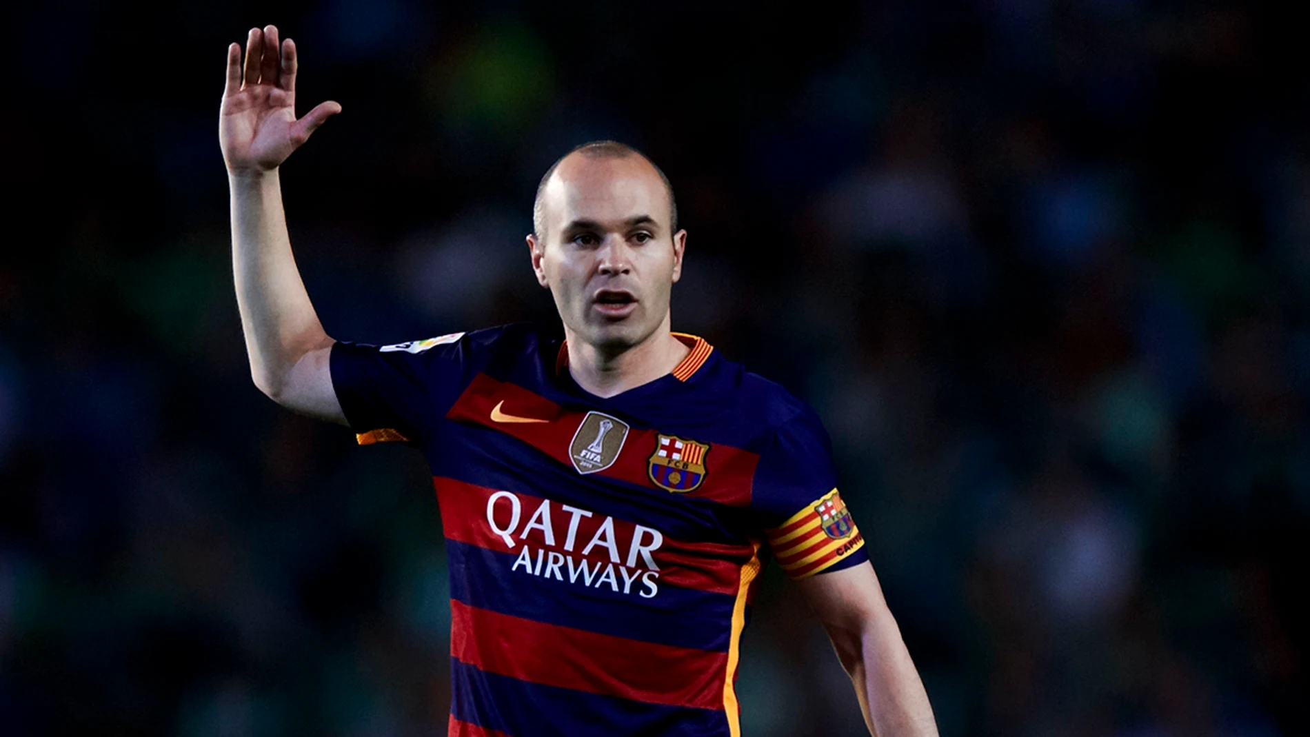 Iniesta dando señales a sus compañeros Iniesta dando señales a sus compañeros