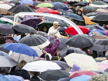 El Papa Francisco llega a la Audiencia del Jubileo en la Plaza de San Pedro