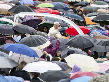 El Papa Francisco llega a la Audiencia del Jubileo en la Plaza de San Pedro El Papa Francisco llega a la Audiencia del Jubileo en la Plaza de San Pedro