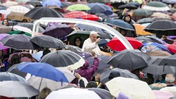 El Papa Francisco llega a la Audiencia del Jubileo en la Plaza de San Pedro