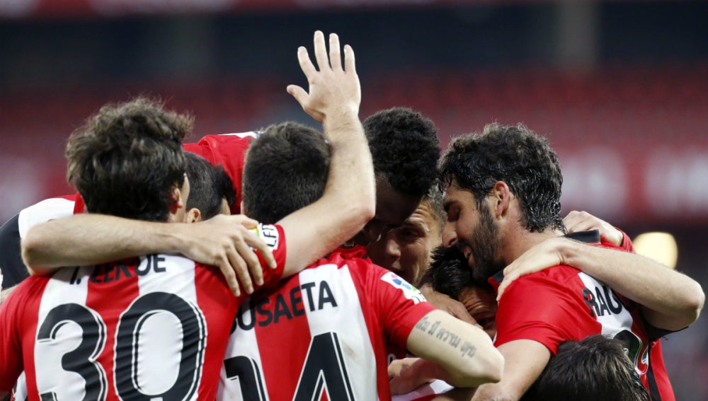 Los jugadores del Athletic celebran un gol