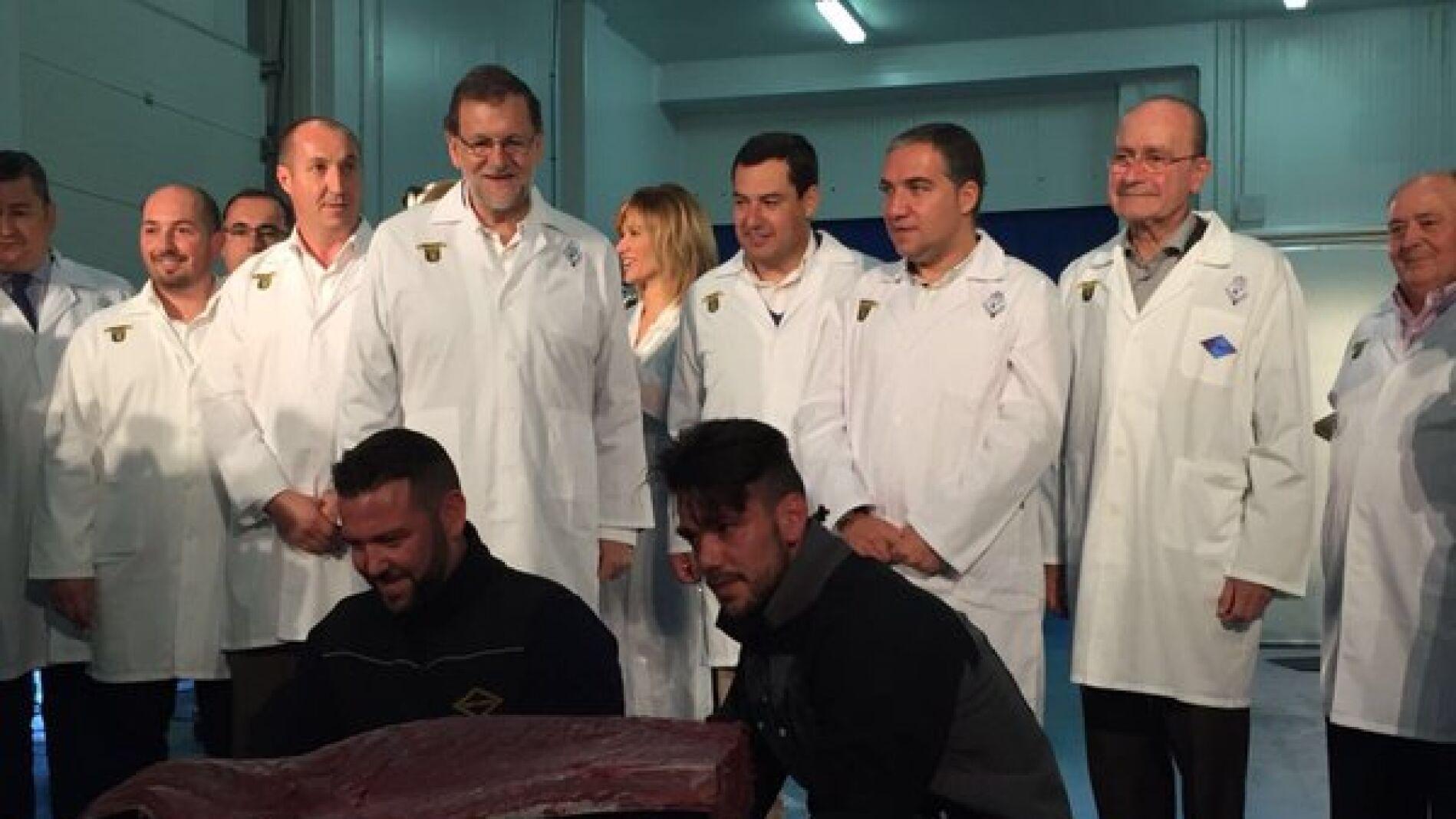 Rajoy durante su visita a la empresa distribuidora de alimentaci&oacute;n, en M&aacute;laga