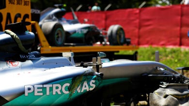 Los dos Mercedes se chocan entre sí tras tres curvas en España