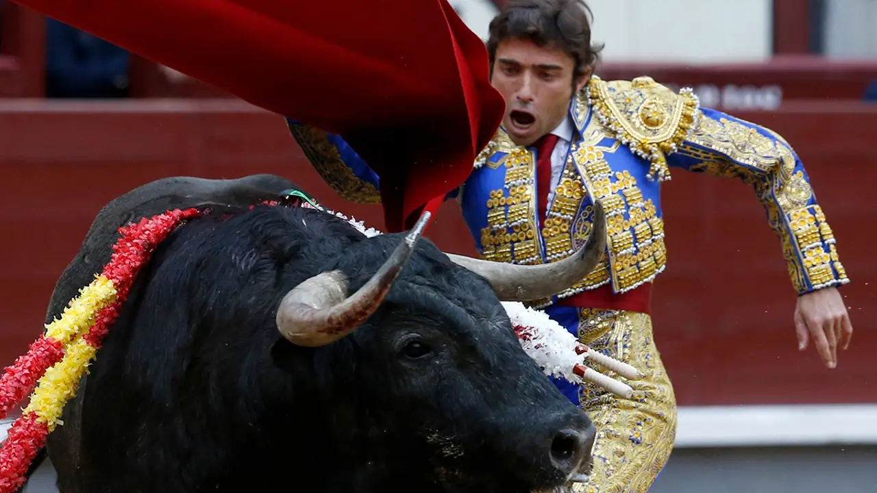 El diestro Fernando Robleño da un pase con la muleta a su primer toro