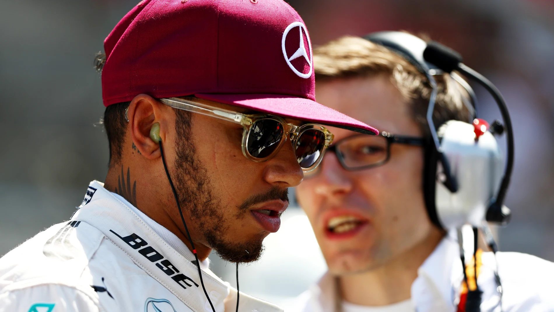 Lewis Hamilton, serio y cabizbajo en el GP de España
