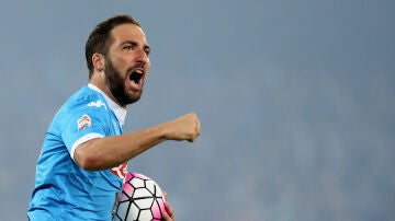 Higuaín celebra un gol con el Nápoles