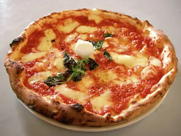 Una clásica pizza Margarita. Una clásica pizza Margarita.
