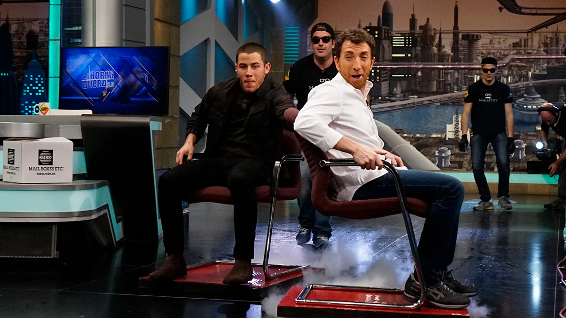 Pablo Motos echa una carrera de sillas con Nick Jonas