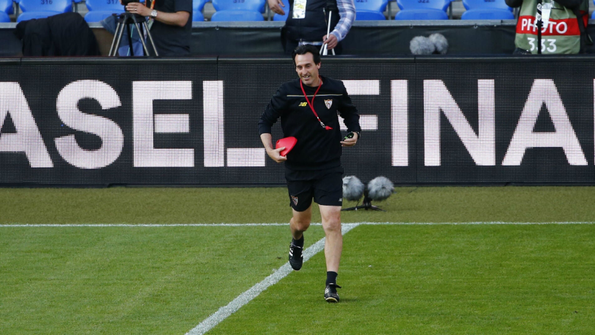 Unai Emery, durante el entrenamiento del Sevilla en Basilea