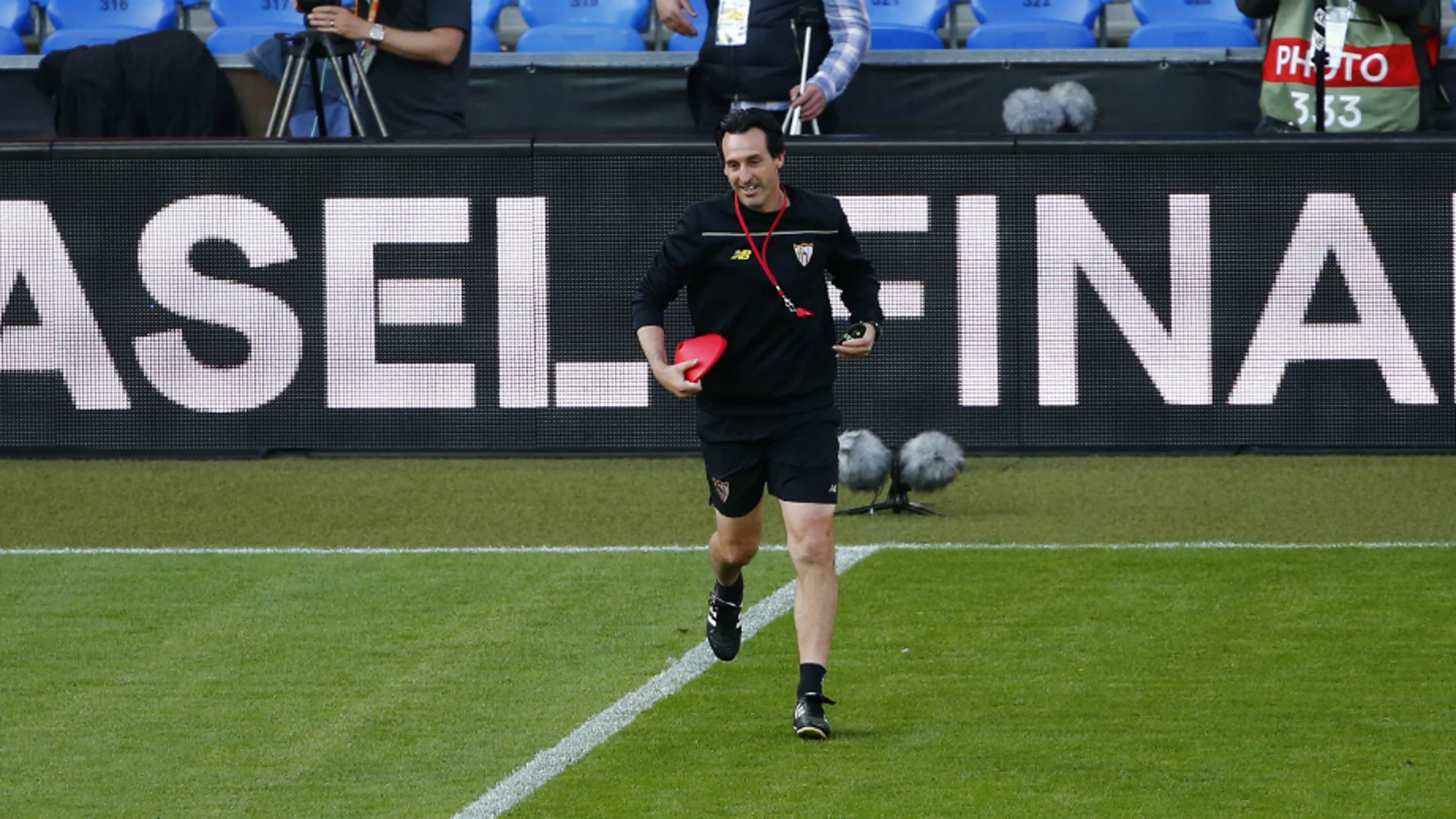 Unai Emery, durante el entrenamiento del Sevilla en Basilea Unai Emery, durante el entrenamiento del Sevilla en Basilea