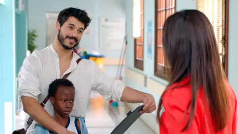 Trini, se queda prendada del médico de la ONG Trini, se queda prendada del médico de la ONG