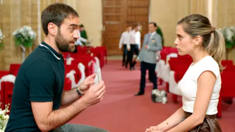 Iñaki le pregunta a Carmen por la carta de su madre Iñaki le pregunta a Carmen por la carta de su madre