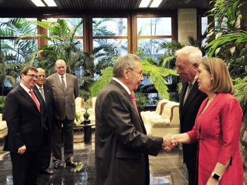José Manuel García-Margallo y Ana Pastor con Raúl Castro