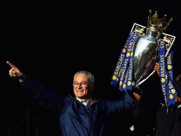 Claudio Ranieri con la copa de la Premier League 2015-16