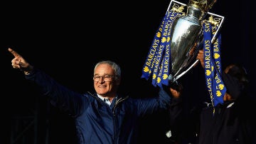 Claudio Ranieri con la copa de la Premier League 2015-16