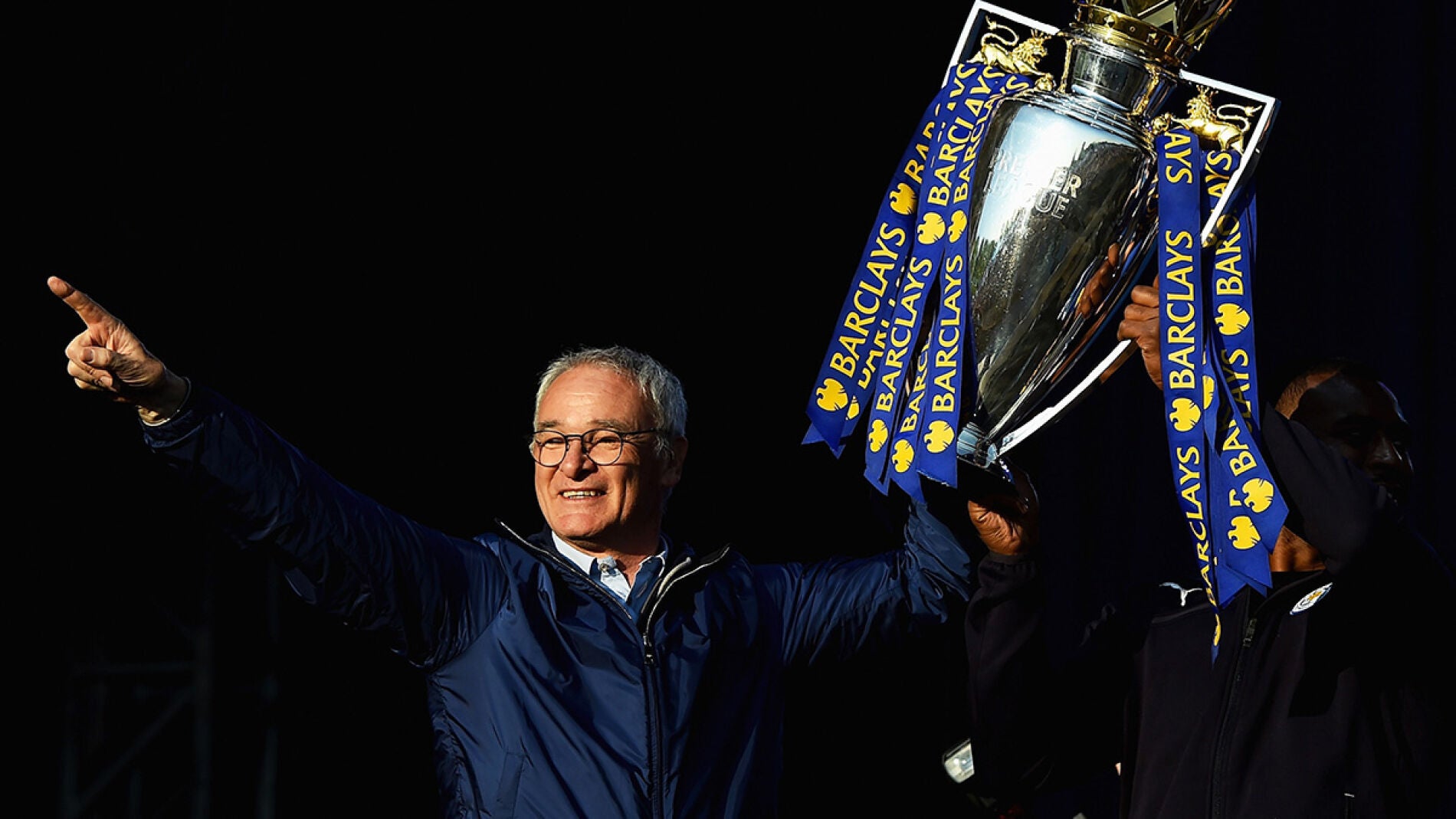 Claudio Ranieri con la copa de la Premier League 2015-16