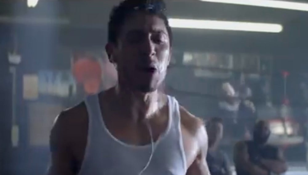 Un hombre haciendo ejercicio durante un anuncio de Heineken