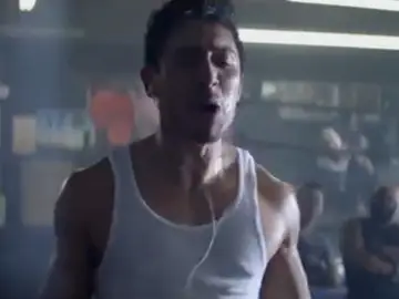 Un hombre haciendo ejercicio durante un anuncio de Heineken Un hombre haciendo ejercicio durante un anuncio de Heineken