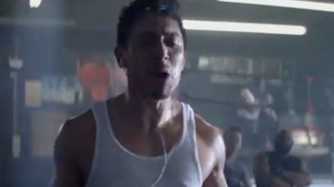 Un hombre haciendo ejercicio durante un anuncio de Heineken