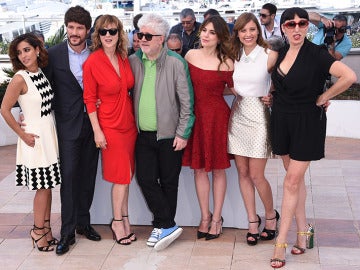 Pedro Almodóvar con el equipo de 'Julieta' en Cannes