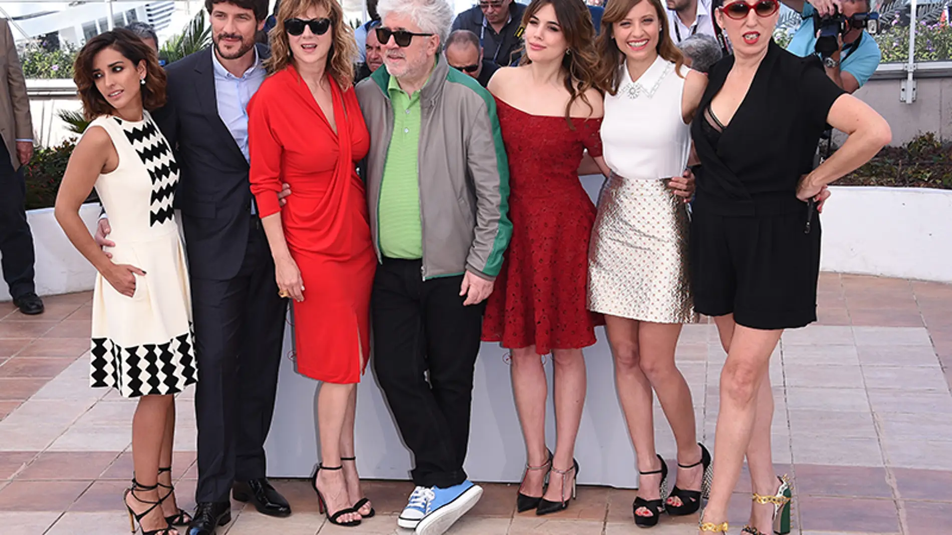 Pedro Almodóvar con el equipo de 'Julieta' en Cannes