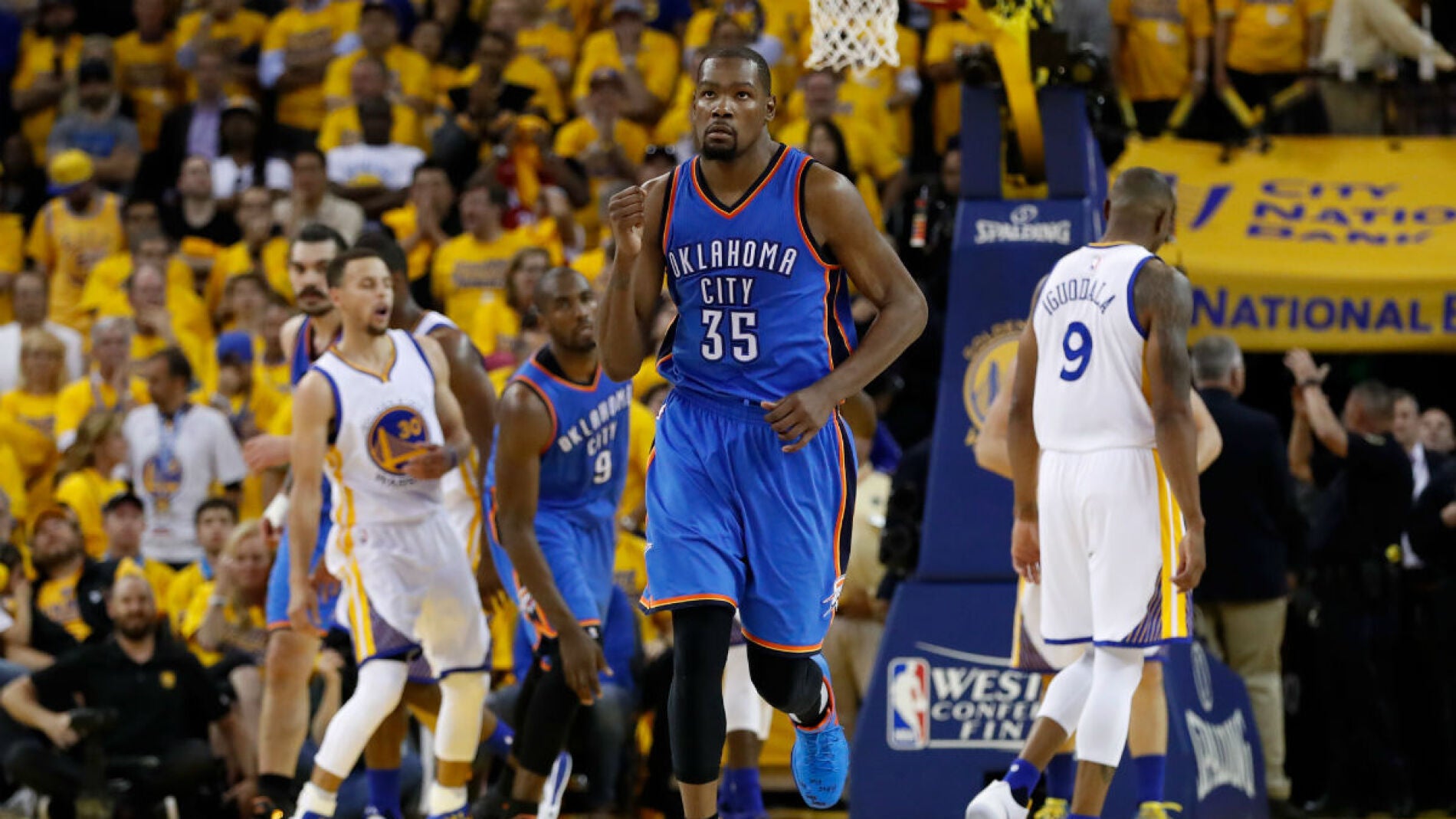 Kevin Durant celebra una canasta ante los Warriors