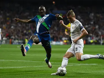 Guilavogui del Wolsburgo ante el alemán Toni Kross del Real Madrid en Champions Guilavogui del Wolsburgo ante el alemán Toni Kross del Real Madrid en Champions