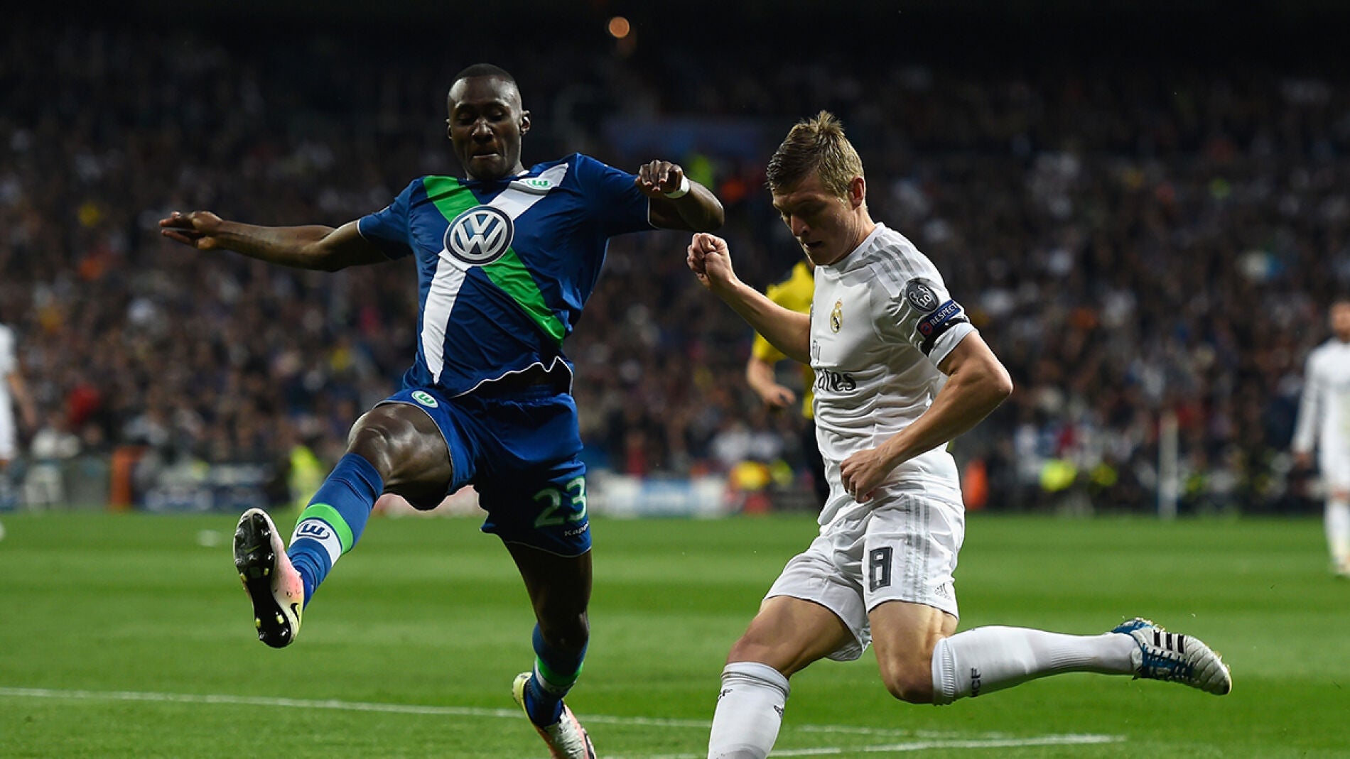 Guilavogui del Wolsburgo ante el alem&aacute;n Toni Kross del Real Madrid en Champions