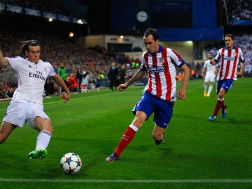 Godín frente a Gareth Bale