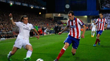 Godín frente a Gareth Bale