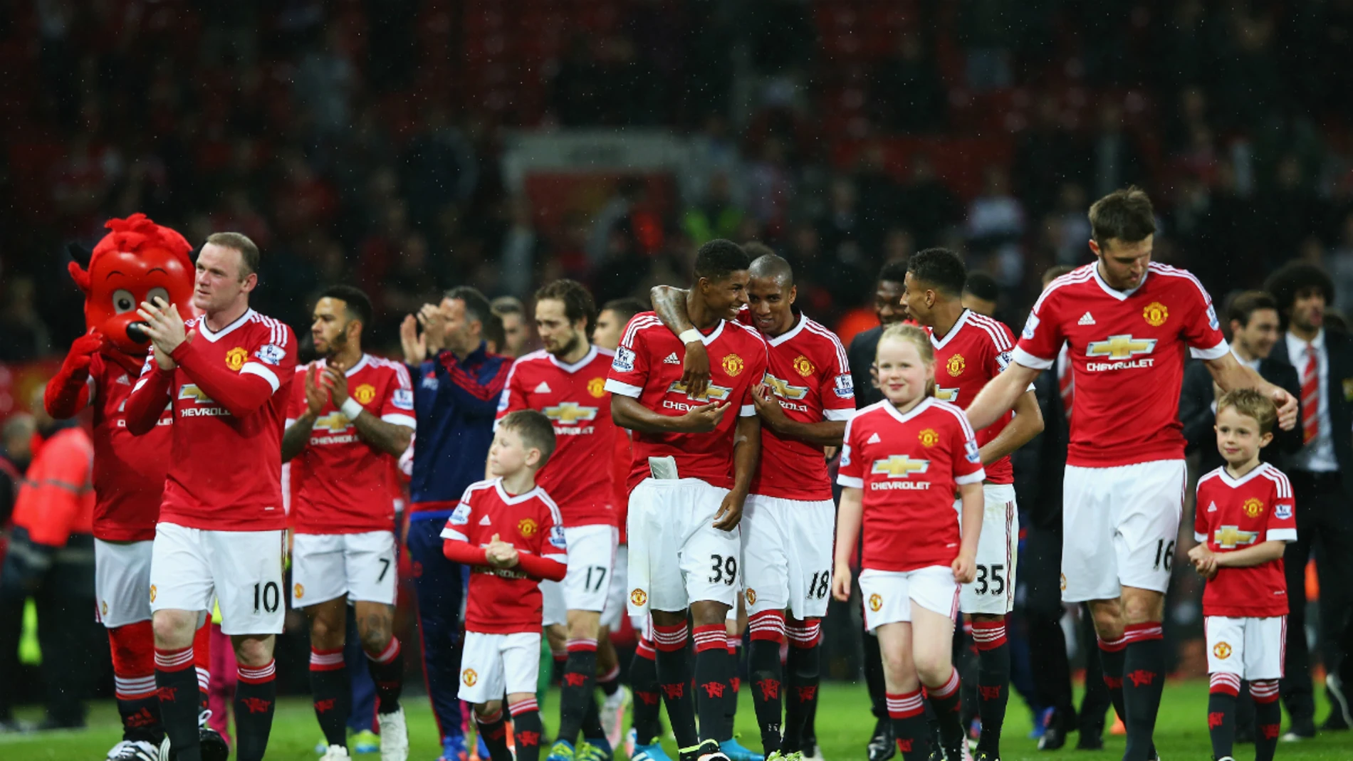 Los jugadores del Manchester United se despiden de la afición Los jugadores del Manchester United se despiden de la afición