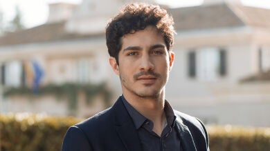 Chino Darín alerta a los espectadores sobre el personaje de su pareja Úrsula Corberó en 'La Casa de Papel'