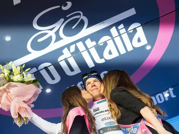 Bob Jungels, en el podio del Giro de Italia Bob Jungels, en el podio del Giro de Italia