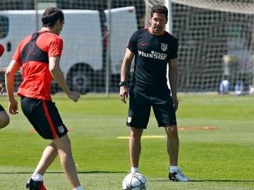 Simeone da instrucciones a Godín ante la mirada de Griezmann