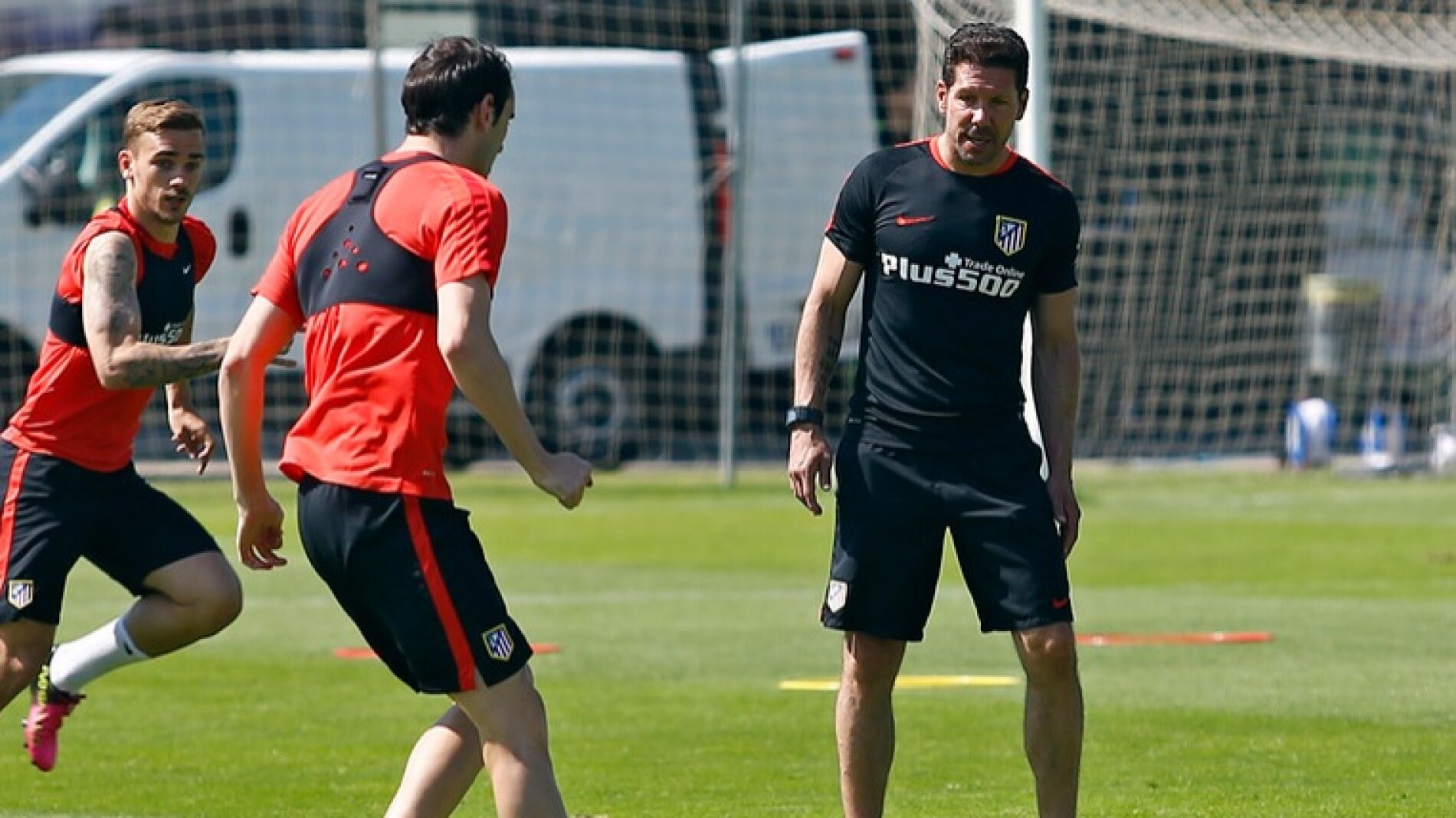 Simeone da instrucciones a God&iacute;n ante la mirada de Griezmann