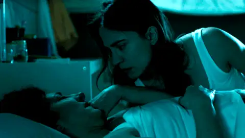 Helena espía en sueños a Susana Helena espía en sueños a Susana