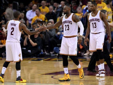 LeBron James e Irving celebran una jugada ante Toronto