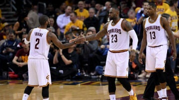 LeBron James e Irving celebran una jugada ante Toronto